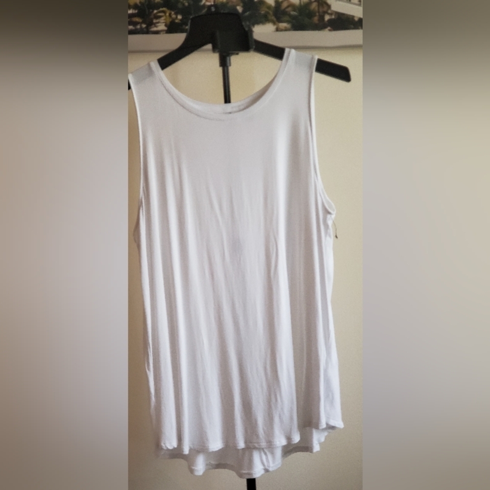 Women XL OLD NAVY LUXE WHITE SLEEVELESS TOP WITH A SCOOP NECK